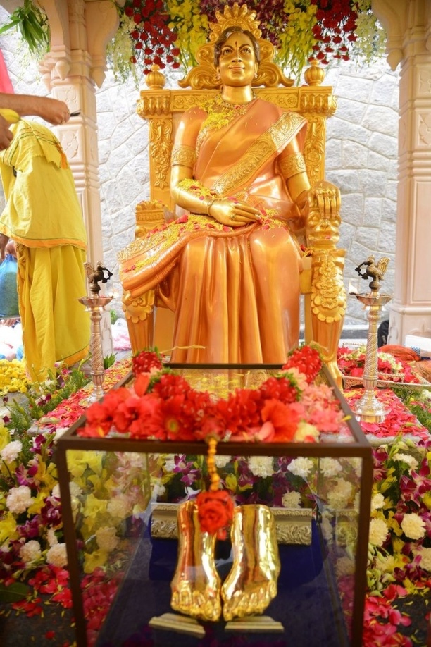 Celebs-at-Vijaya-Nirmala-Statue-Inaguration-3.jpg