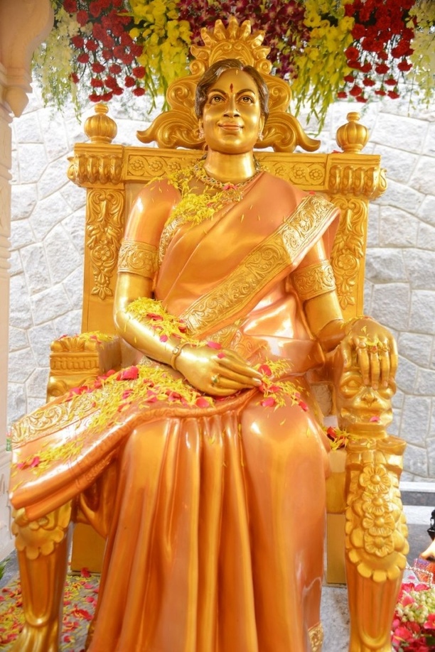 Celebs-at-Vijaya-Nirmala-Statue-Inaguration-4.jpg