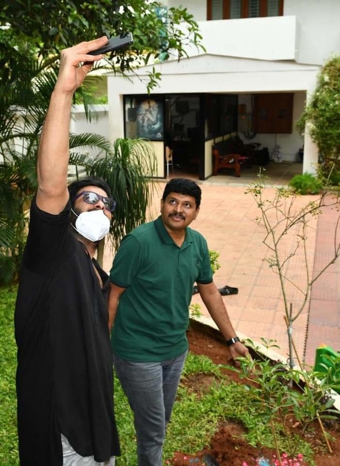 Prabhas-accepts-the-GreenIndiaChallenge-planted-saplings-1