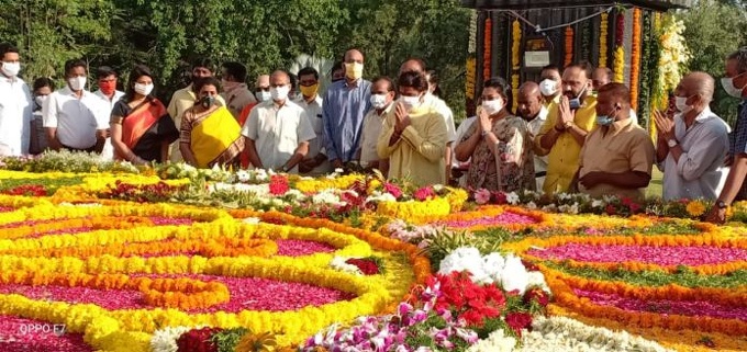 NBK-and-his-family-pays-tribute-to-NTR-1.jpeg