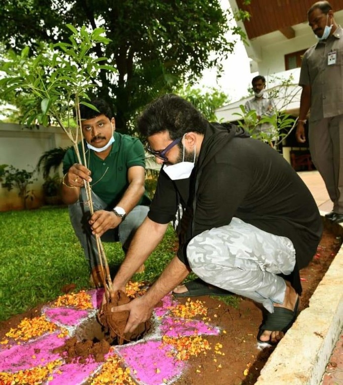 Prabhas-accepts-the-GreenIndiaChallenge-planted-saplings-2.jpeg