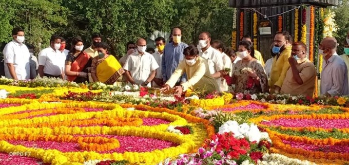 NBK-and-his-family-pays-tribute-to-NTR-2.jpeg