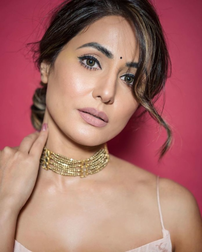 Actress Photos / Hina Khan Hot Pics